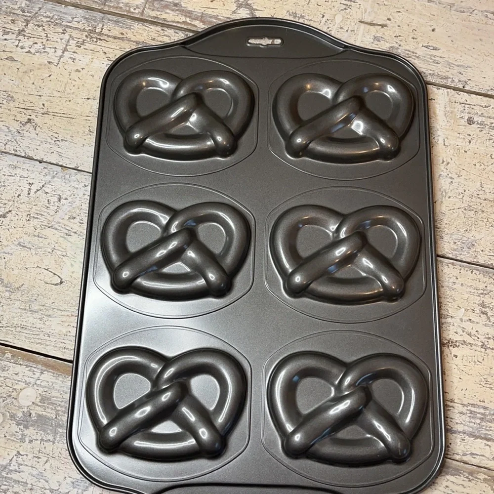 EUC Norpro pretzel making pan​​​​​​​​​​​​​​​